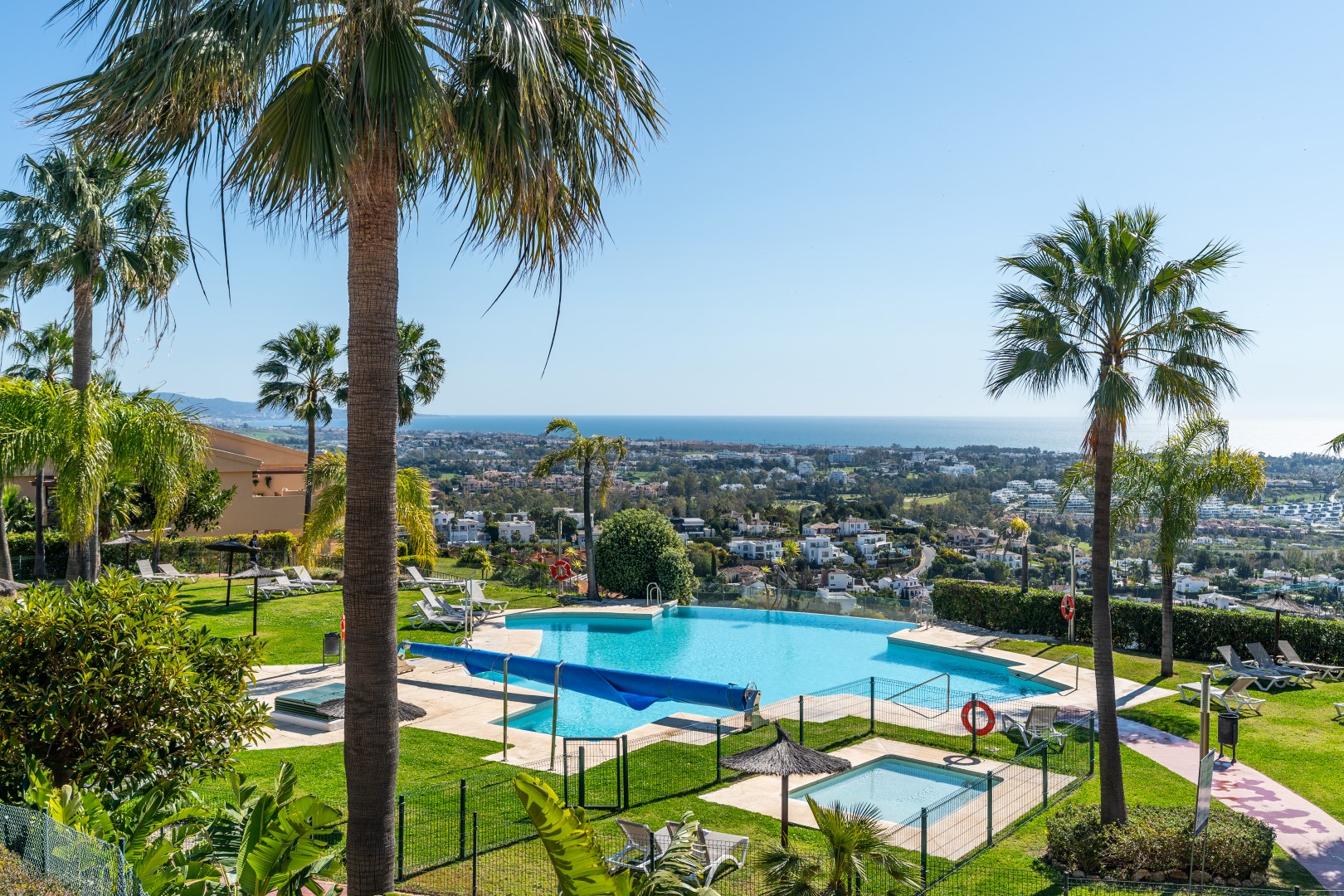 Apartment in Benahavis — image 3