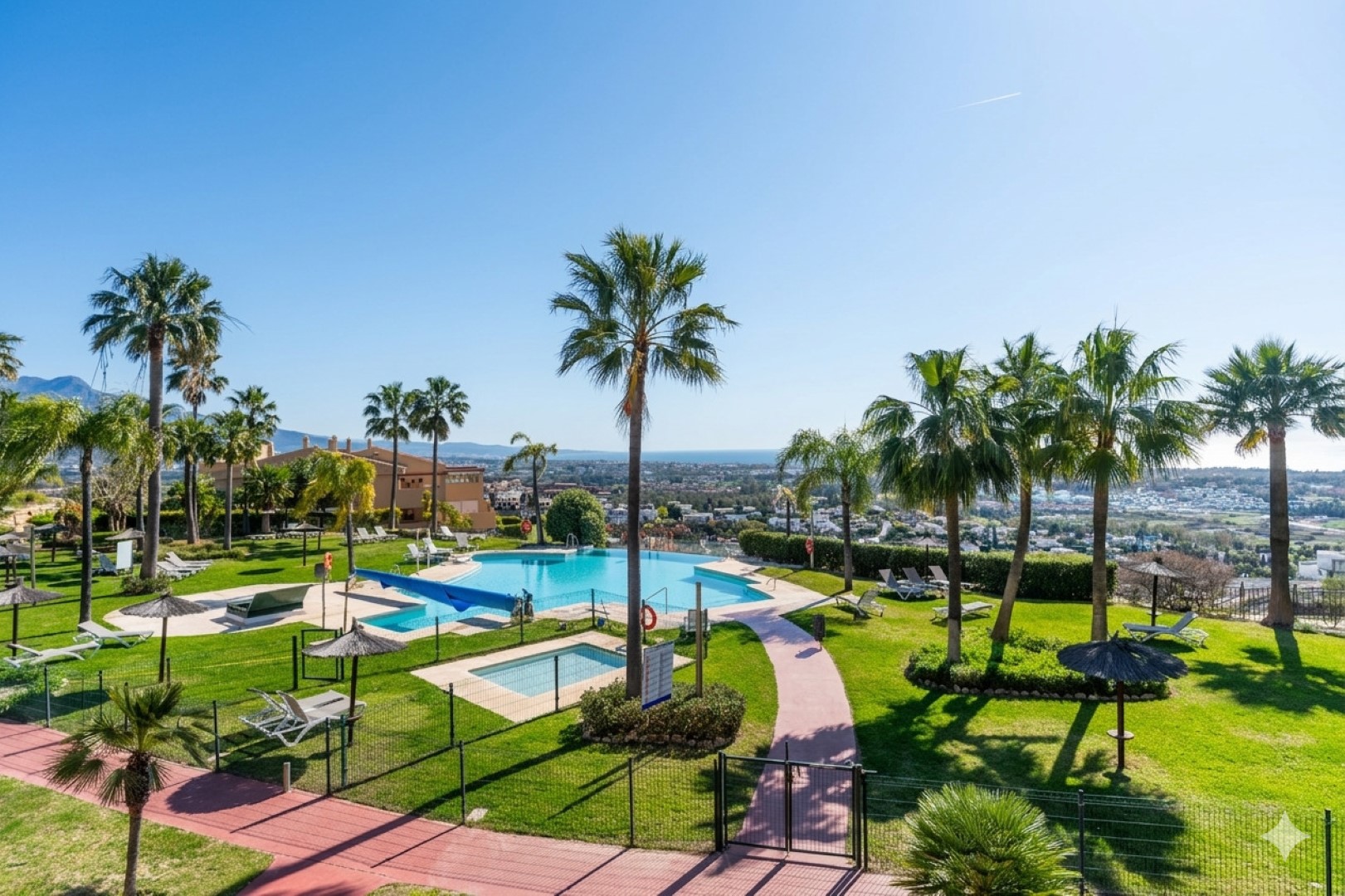 Apartment in Benahavis — image 4