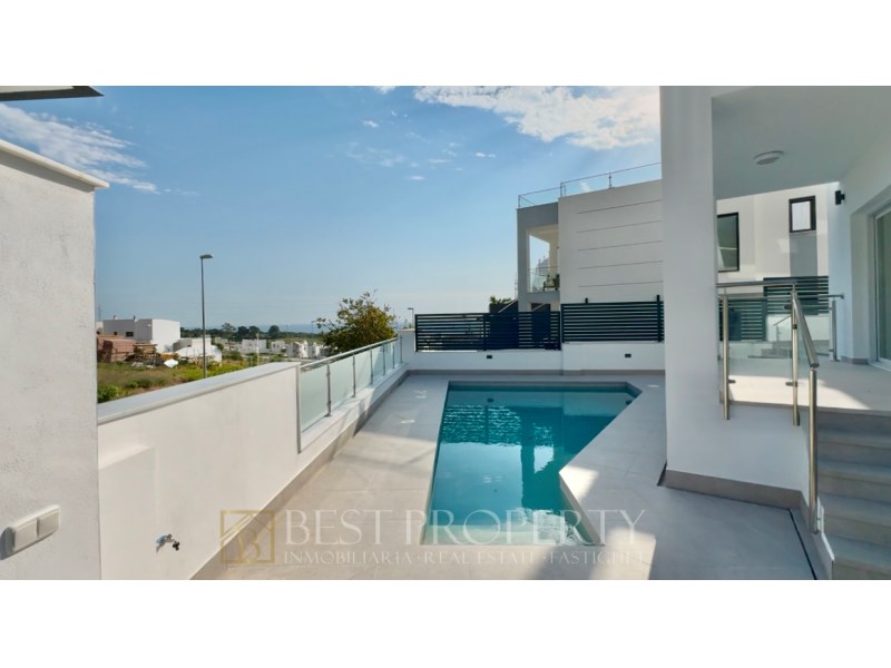 Brand new modern villa in Nerja 

This stunning villa, with contemporary design, - 2
