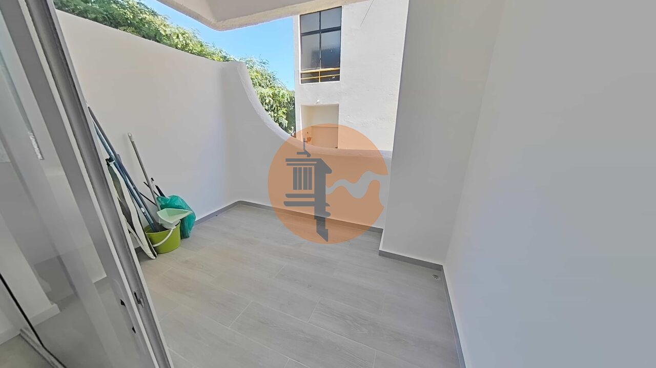 Apartment in Quarteira - Image 3