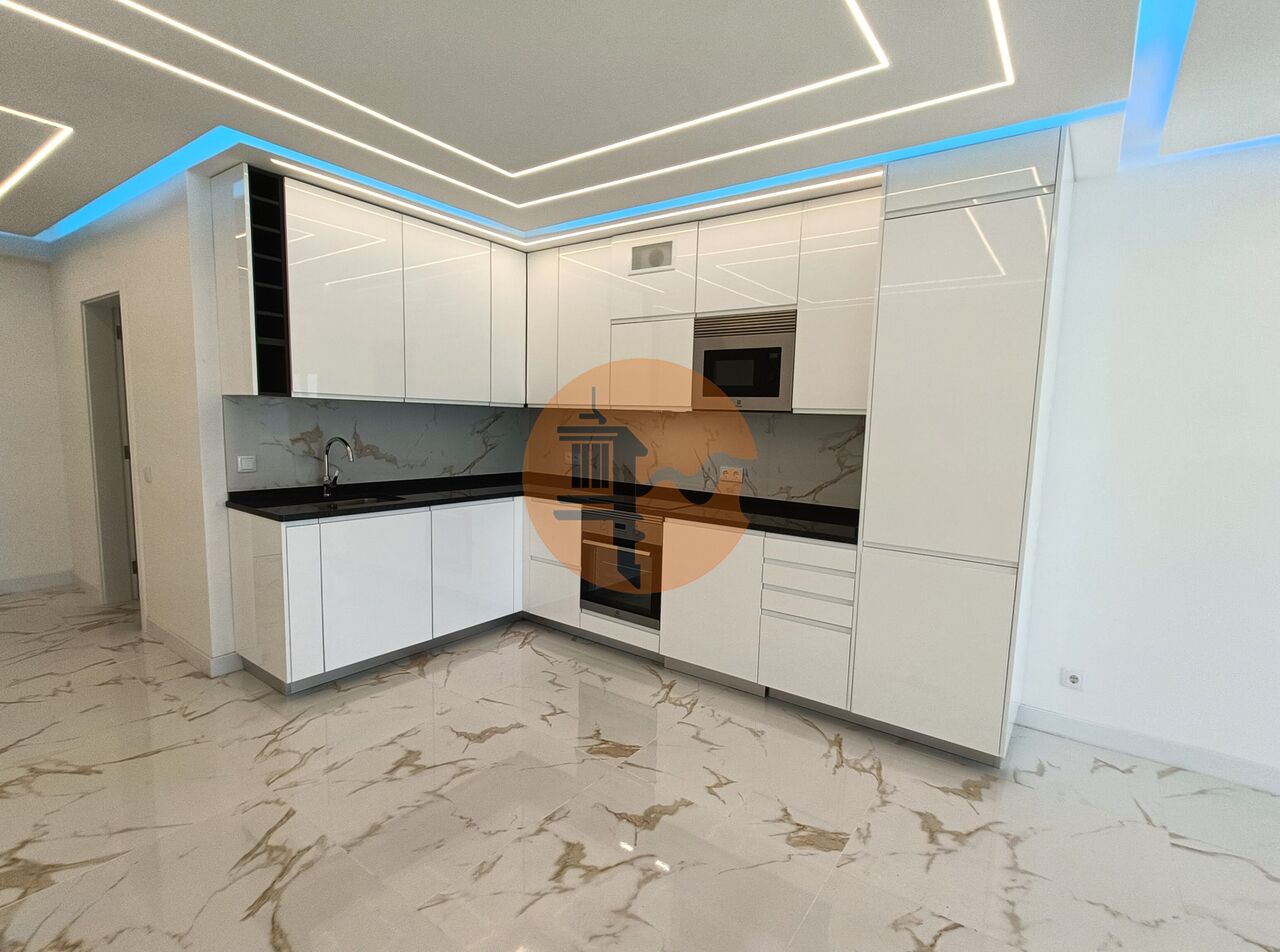 Apartment in Quarteira - Image 2