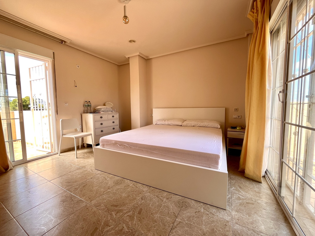 Villa in La Zenia - Image 4