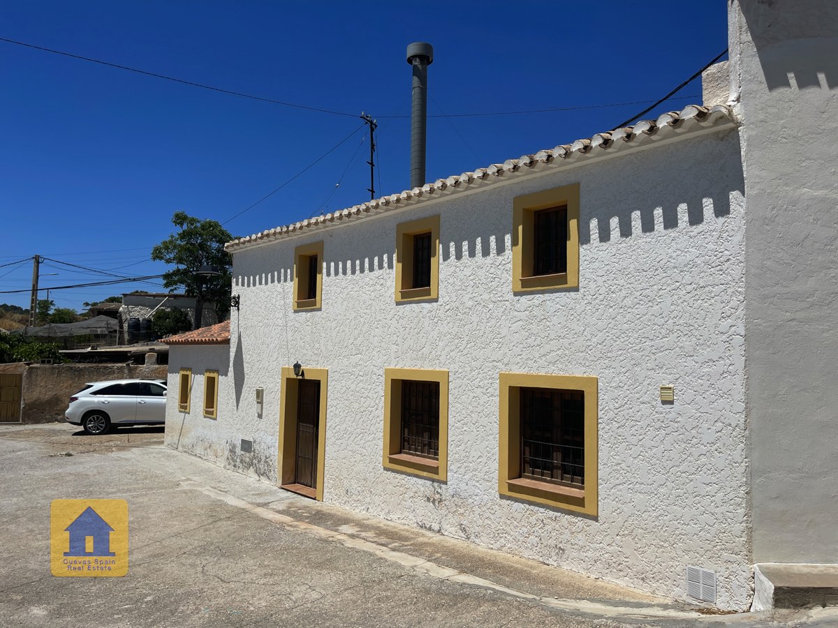 House in Cuevas de las Cucharetas - Image 2