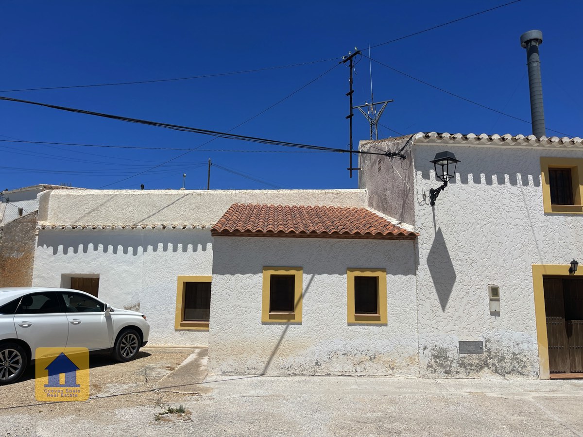 House in Cuevas de las Cucharetas - Image 3