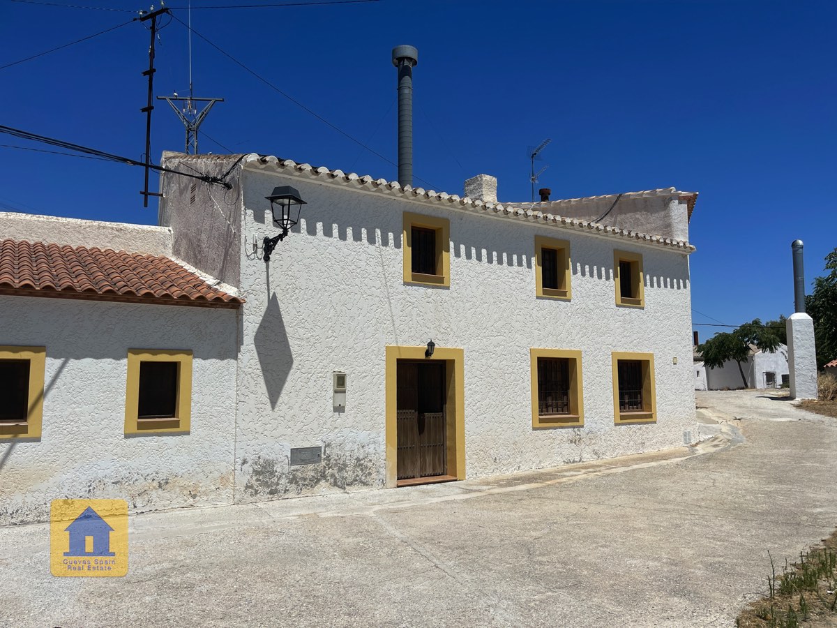 House in Cuevas de las Cucharetas - Image 4