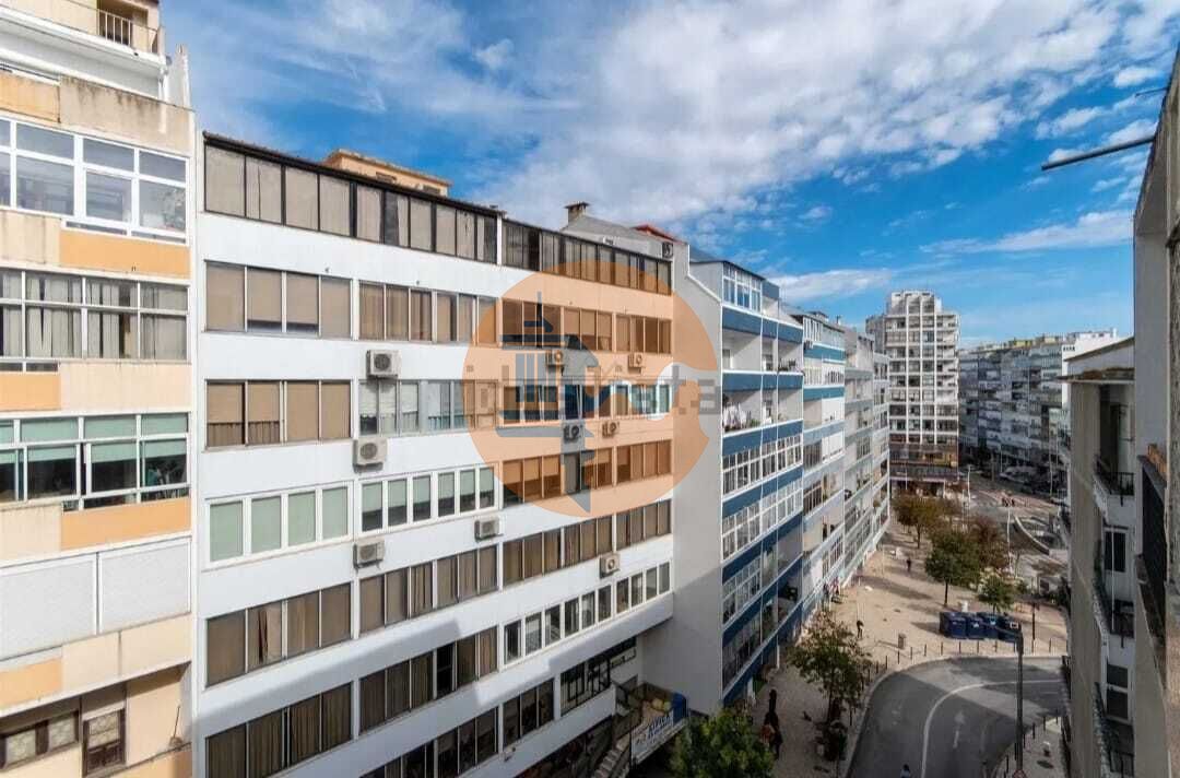 Apartment in Almada - Image 4