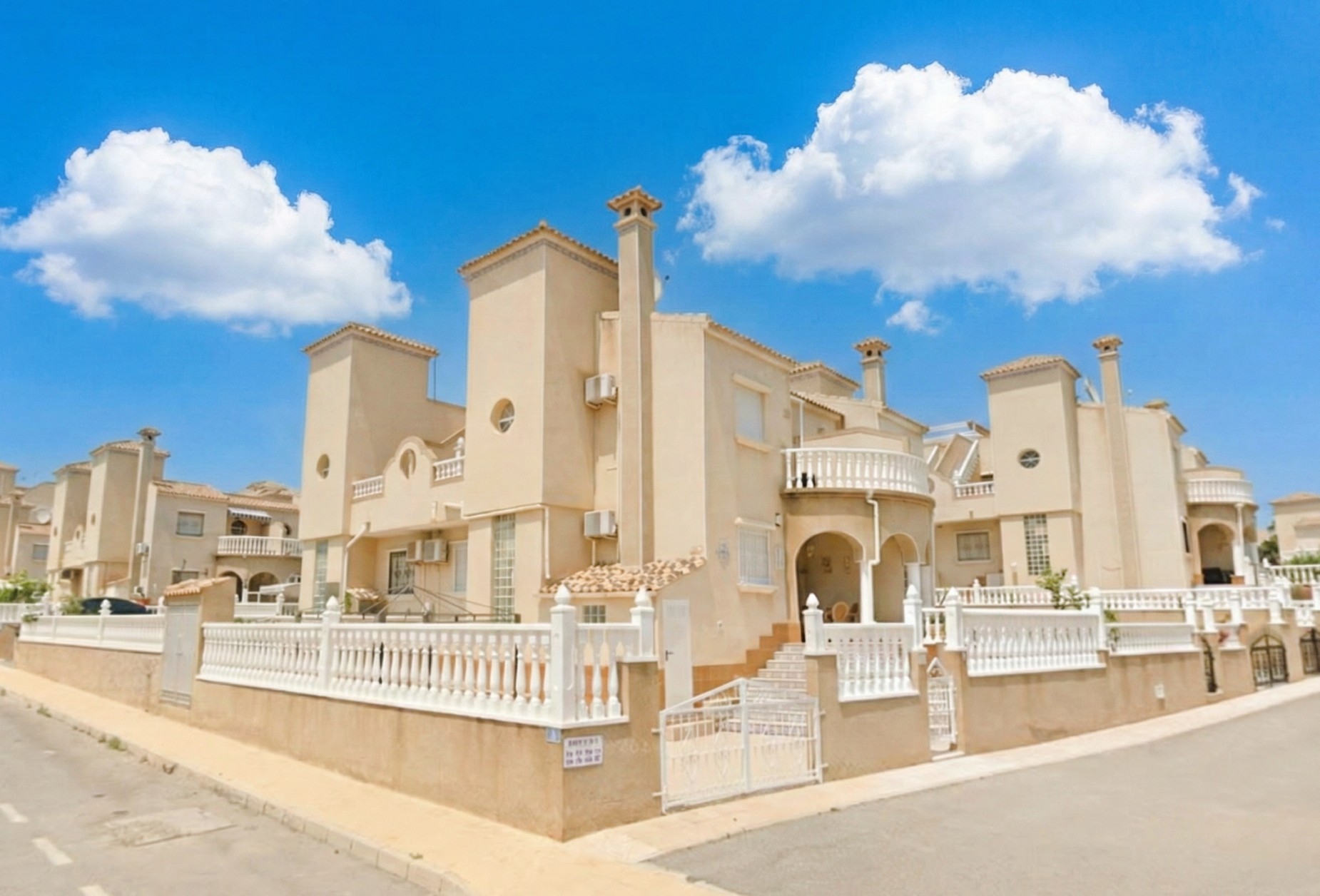 House in Dehesa de Campoamor - view 1