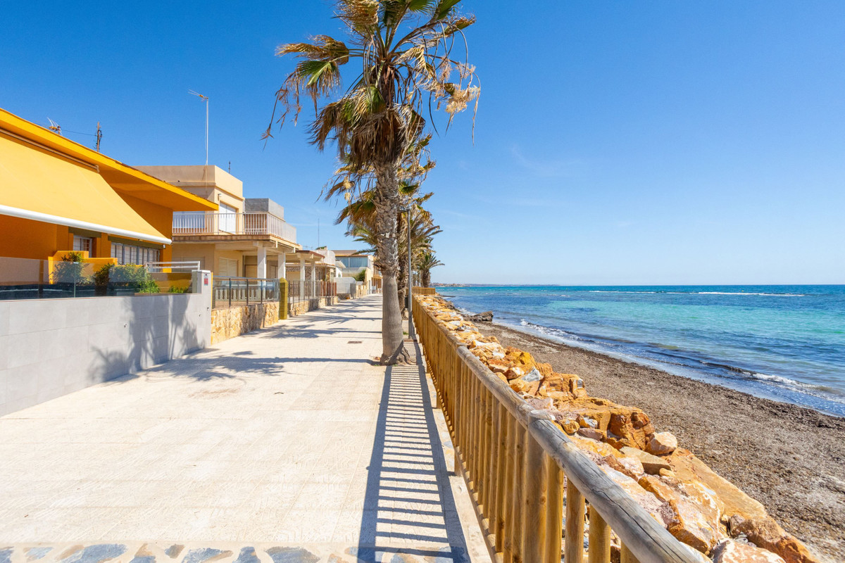 Apartment in Isla Plana - view 1