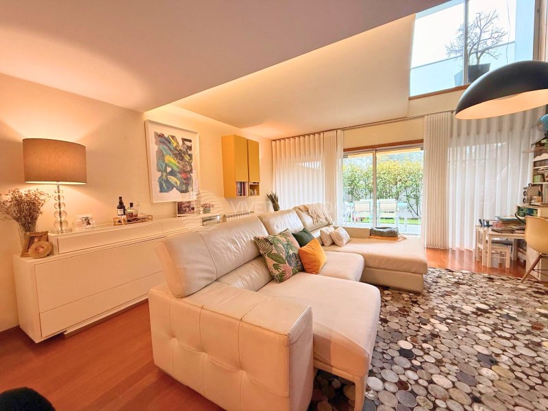 Villa in Milheiros - view 1