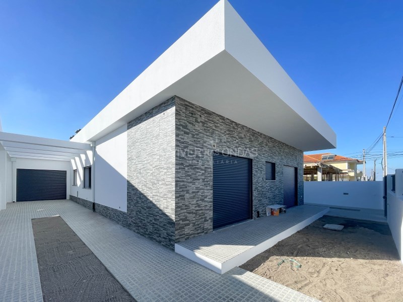 Villa in Fernao Ferro - view 1