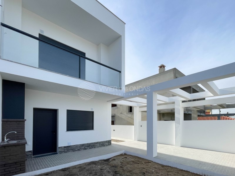 Villa in Fernao Ferro - view 1