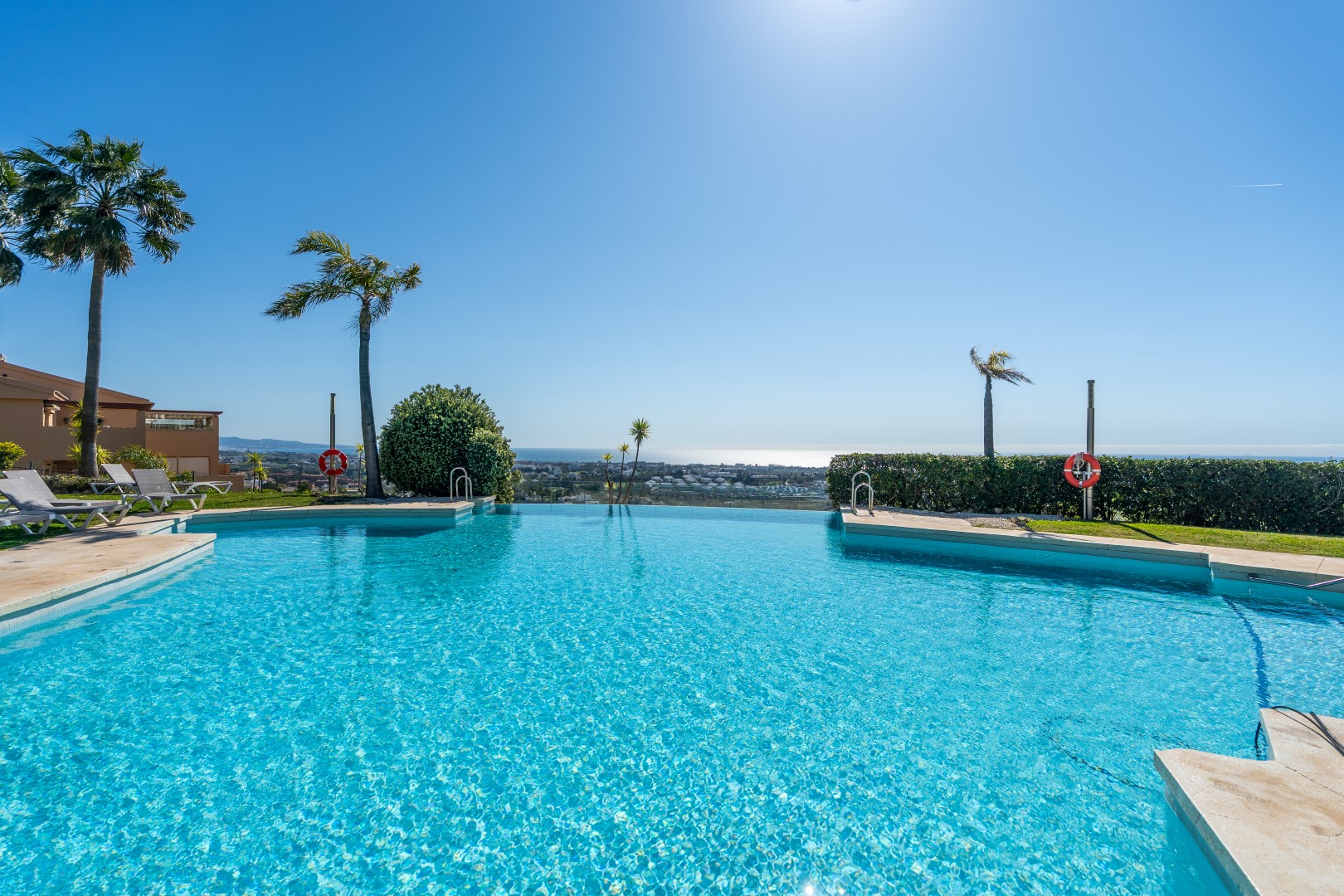 Apartment in Benahavis — image 3