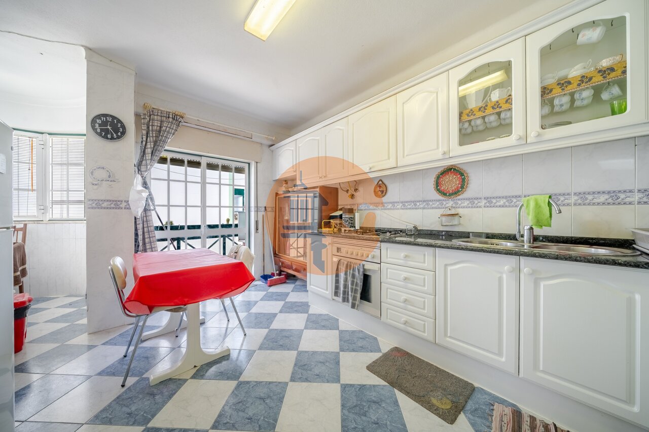 Apartment in Vila Real de Santo Antonio - Image 3