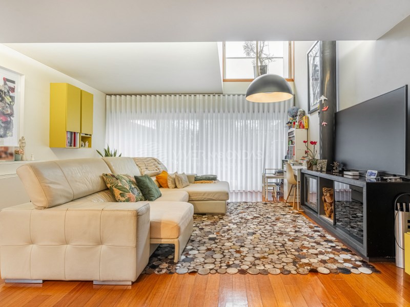 Villa in Milheiros - view 1