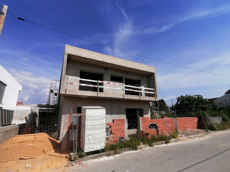 Villa in Seixal - view 1