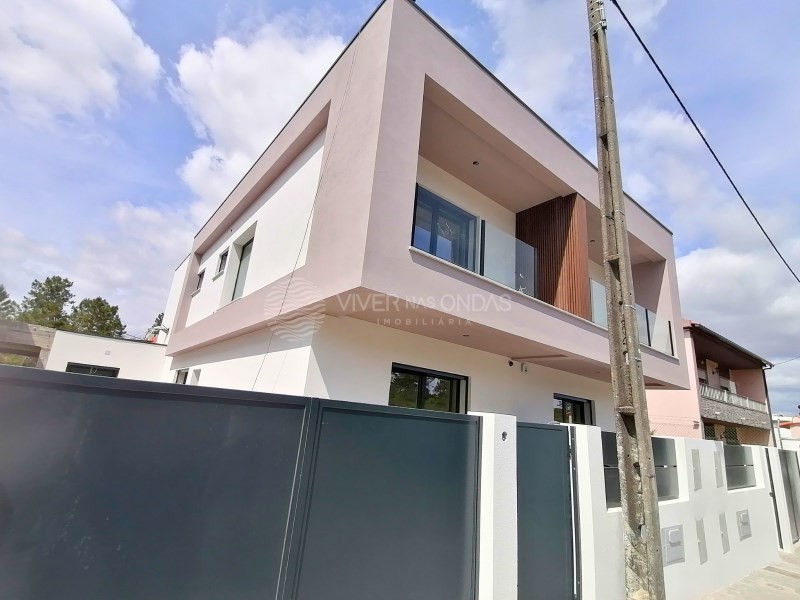 Villa in Fernao Ferro - view 1