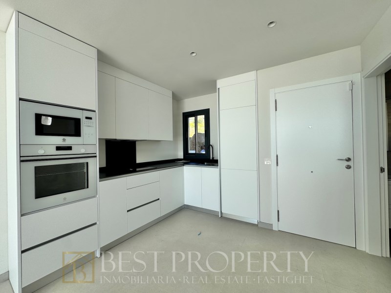 ONLY 3 units left ! All with sea views !

We present this modern residential pro - 10