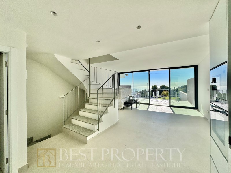 ONLY 3 units left ! All with sea views !

We present this modern residential pro - 12