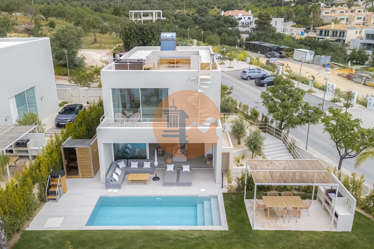 Villa in Santa Barbara de Nexe - Image 2