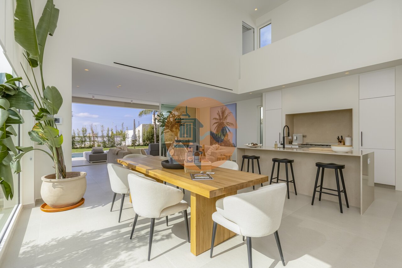 Villa in Santa Barbara de Nexe - Image 3