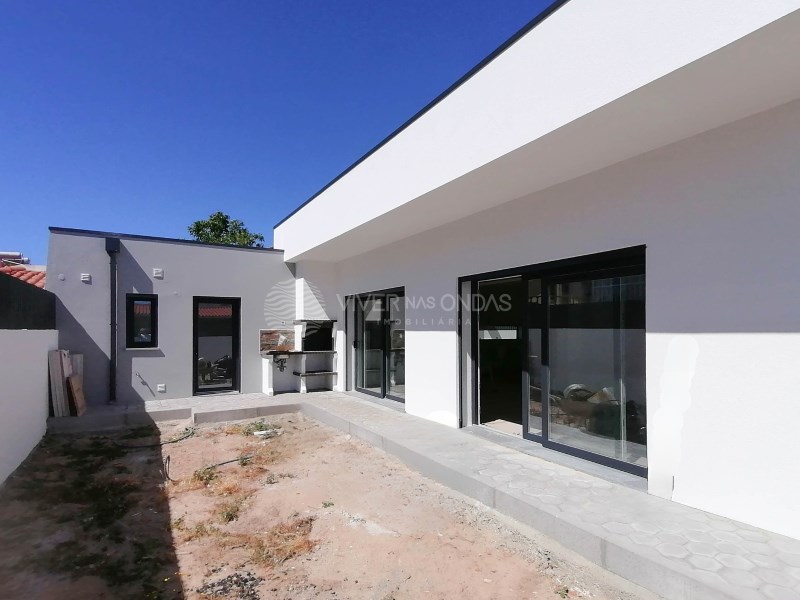 Villa in Fernao Ferro - view 1