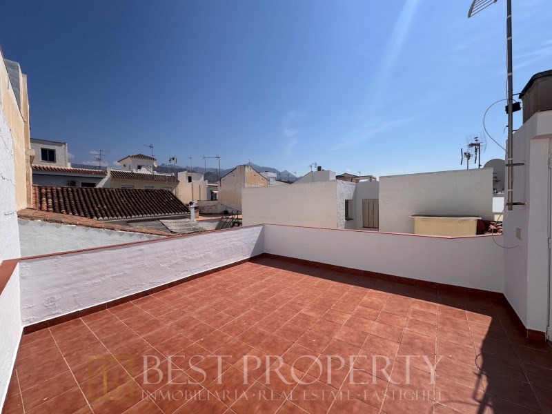 Townhouse for sale in Nerja. Renovated with 3 bedrooms and 2 bathrooms. 

Locate - 2