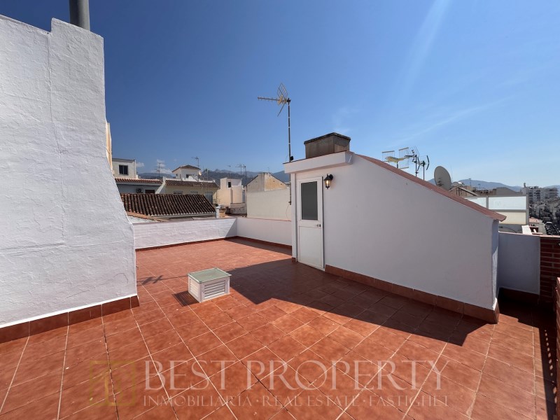 Townhouse for sale in Nerja. Renovated with 3 bedrooms and 2 bathrooms. 

Locate - 3