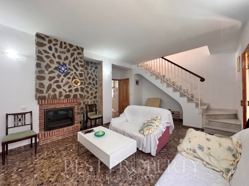 Townhouse for sale in Nerja. Renovated with 3 bedrooms and 2 bathrooms. 

Locate - 4