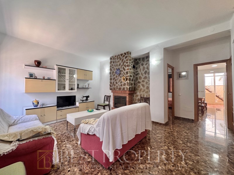 Townhouse for sale in Nerja. Renovated with 3 bedrooms and 2 bathrooms. 

Locate - 5