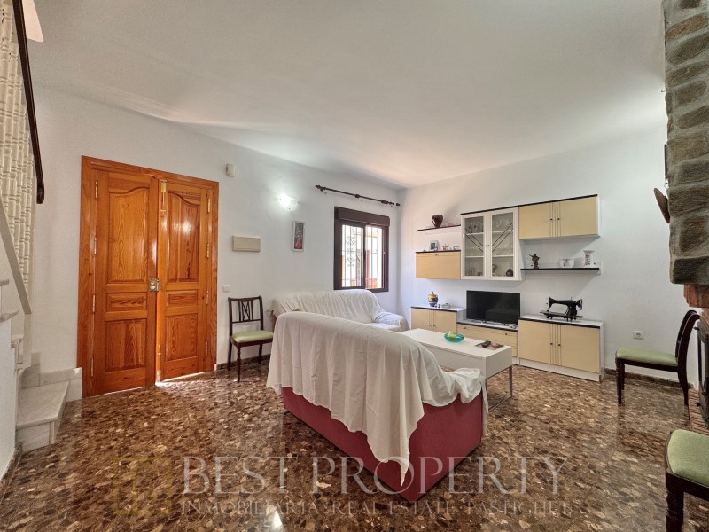 Townhouse for sale in Nerja. Renovated with 3 bedrooms and 2 bathrooms. 

Locate - 6