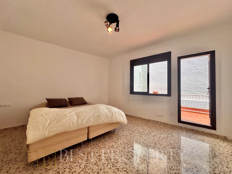 Townhouse for sale in Nerja. Renovated with 3 bedrooms and 2 bathrooms. 

Locate - 9