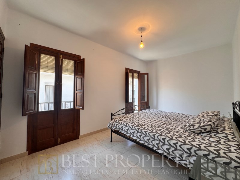 Townhouse for sale in Nerja. Renovated with 3 bedrooms and 2 bathrooms. 

Locate - 10