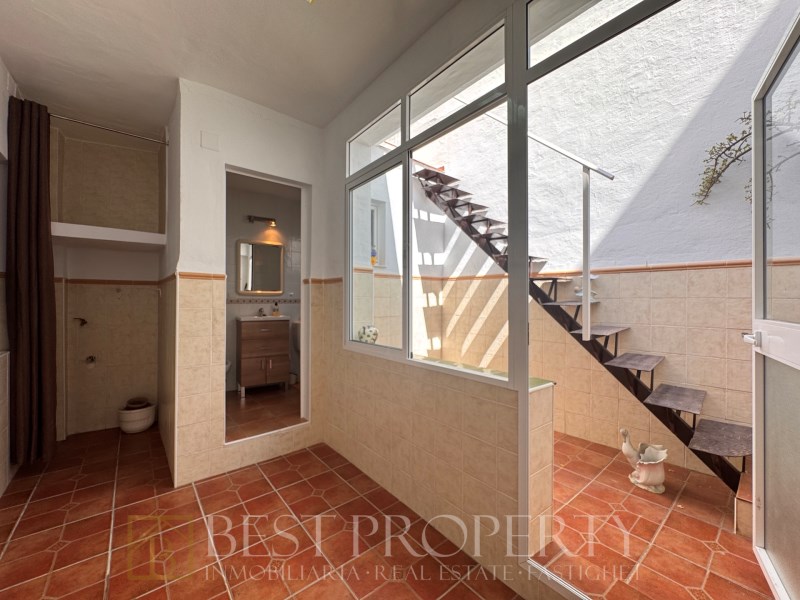 Townhouse for sale in Nerja. Renovated with 3 bedrooms and 2 bathrooms. 

Locate - 13