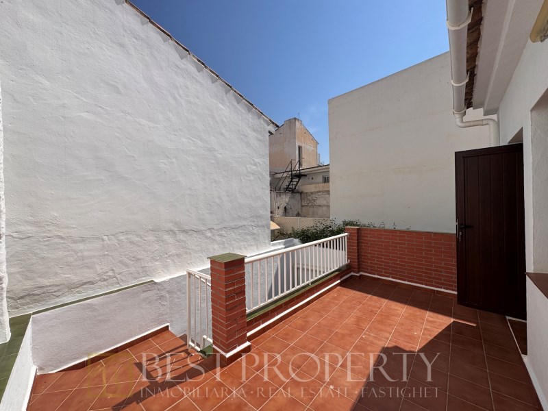 Townhouse for sale in Nerja. Renovated with 3 bedrooms and 2 bathrooms. 

Locate - 14